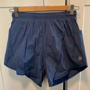 Oiselle long Flyout shorts- Curfew- size 4